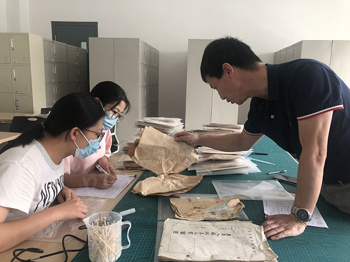 蘇州大學檔案系學生參與紙張酸化調研