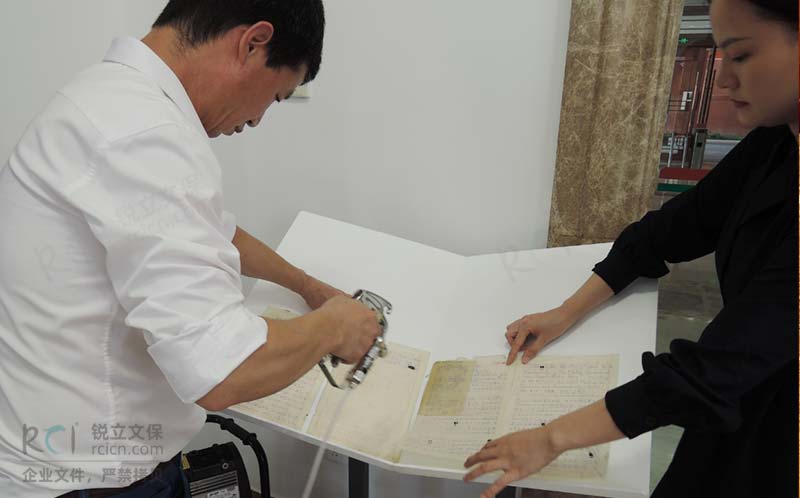 對錢學森手稿進行脫酸保護作業